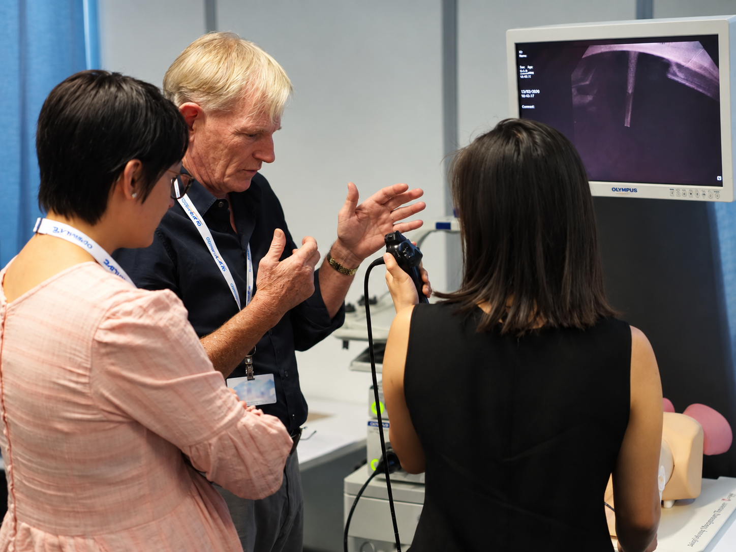 Train-the-Trainer bronchoscopy teaching session with instructor coaching other educators at a simulator